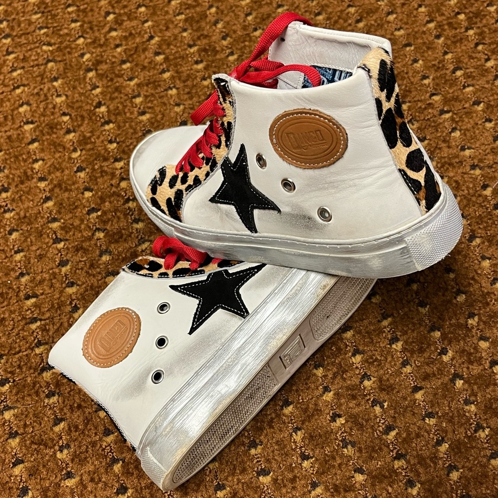 Dingo Animal House metallic high top sneakers size 9.5